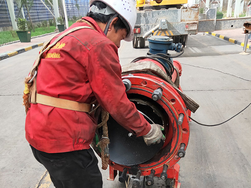 DN600煤氣管道帶壓開孔順利完成！3.jpg
